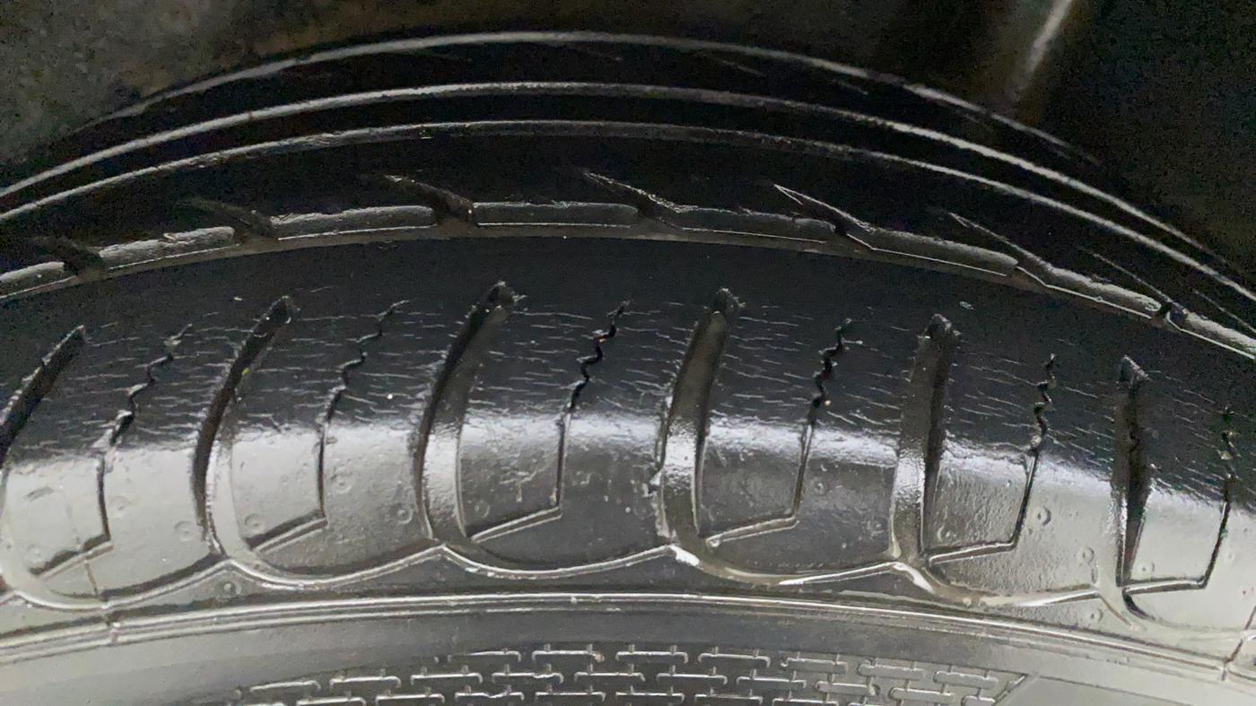 2015 Ford Ecosport 1.5 TITANIUM TI VCT AT, Petrol, Automatic, 37,455 km, Right Front Tyre Tread