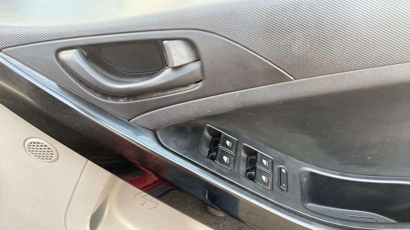 2018 Tata NEXON XM PETROL, CNG, Manual, 97,948 km, Driver Side Door Panels Control