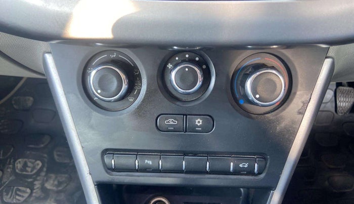 2018 Tata NEXON XM PETROL, CNG, Manual, 97,166 km, AC Unit - Front vent has minor damage