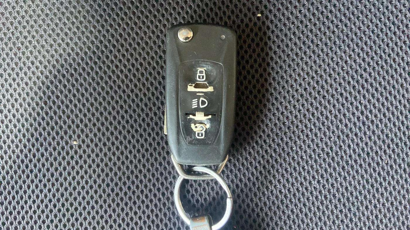 2018 Tata NEXON XM PETROL, CNG, Manual, 97,948 km, Key Close Up