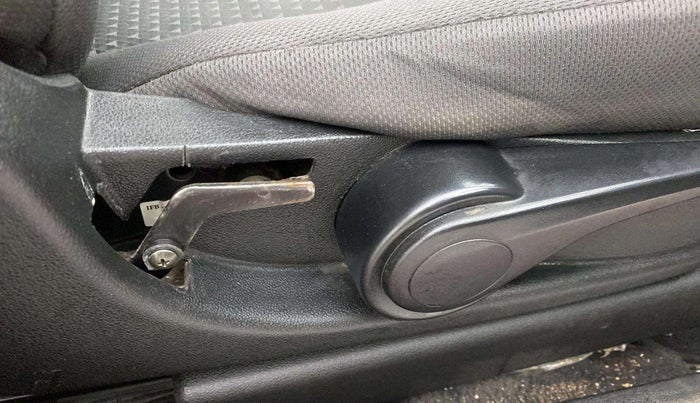 2017 Tata Tiago XZ PETROL, Petrol, Manual, 99,555 km, Driver seat - Folding lever cover has minor damage