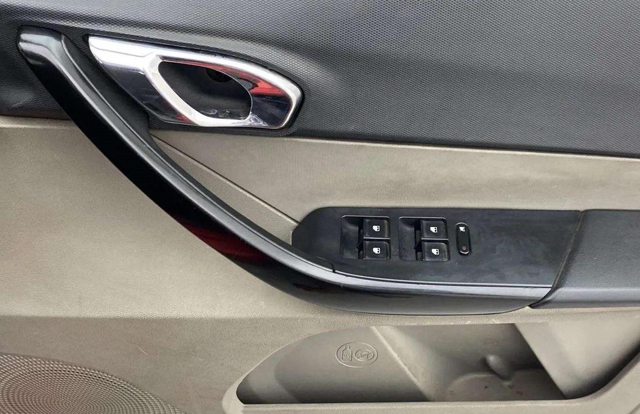 2017 Tata Tiago XZ PETROL, Petrol, Manual, 99,831 km, Driver Side Door Panels Control