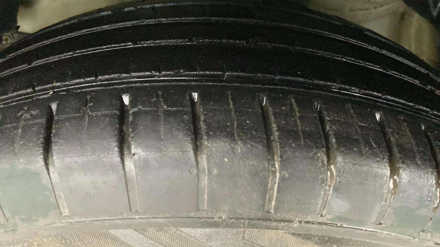 2023 Mahindra XUV300 W6 1.2 PETROL, Petrol, Manual, 16,007 km, Left Rear Tyre Tread