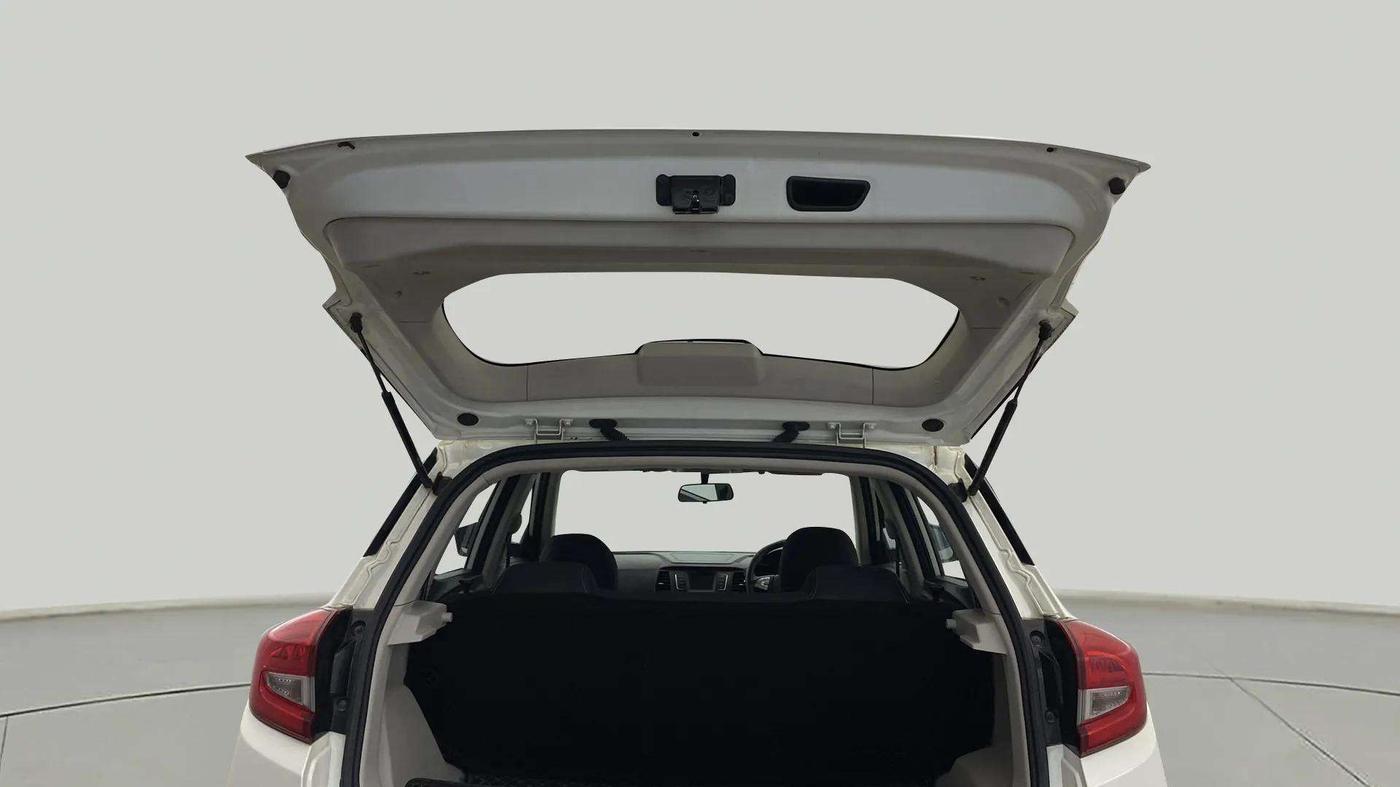 2023 Mahindra XUV300 W6 1.2 PETROL, Petrol, Manual, 16,007 km, Boot Door Open