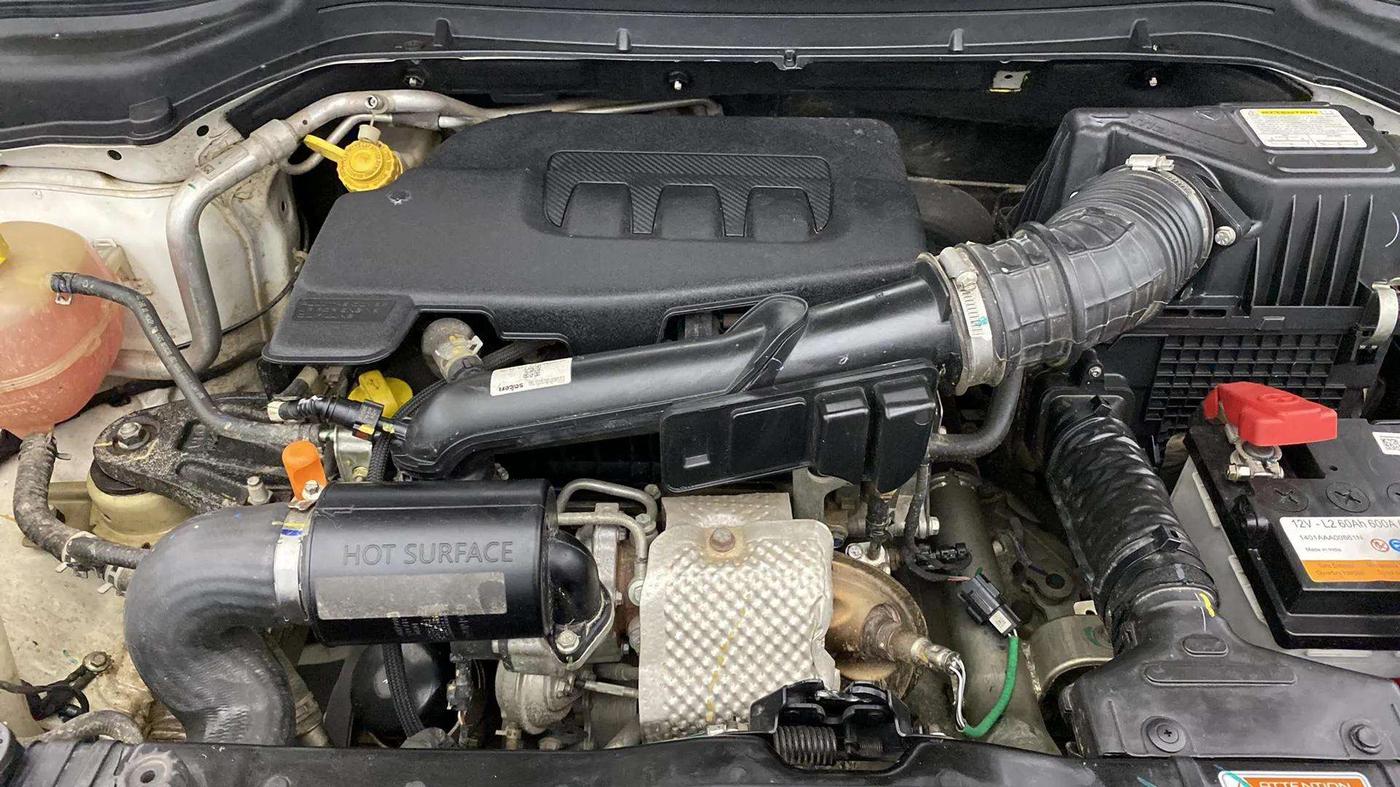 2023 Mahindra XUV300 W6 1.2 PETROL, Petrol, Manual, 16,007 km, Engine View