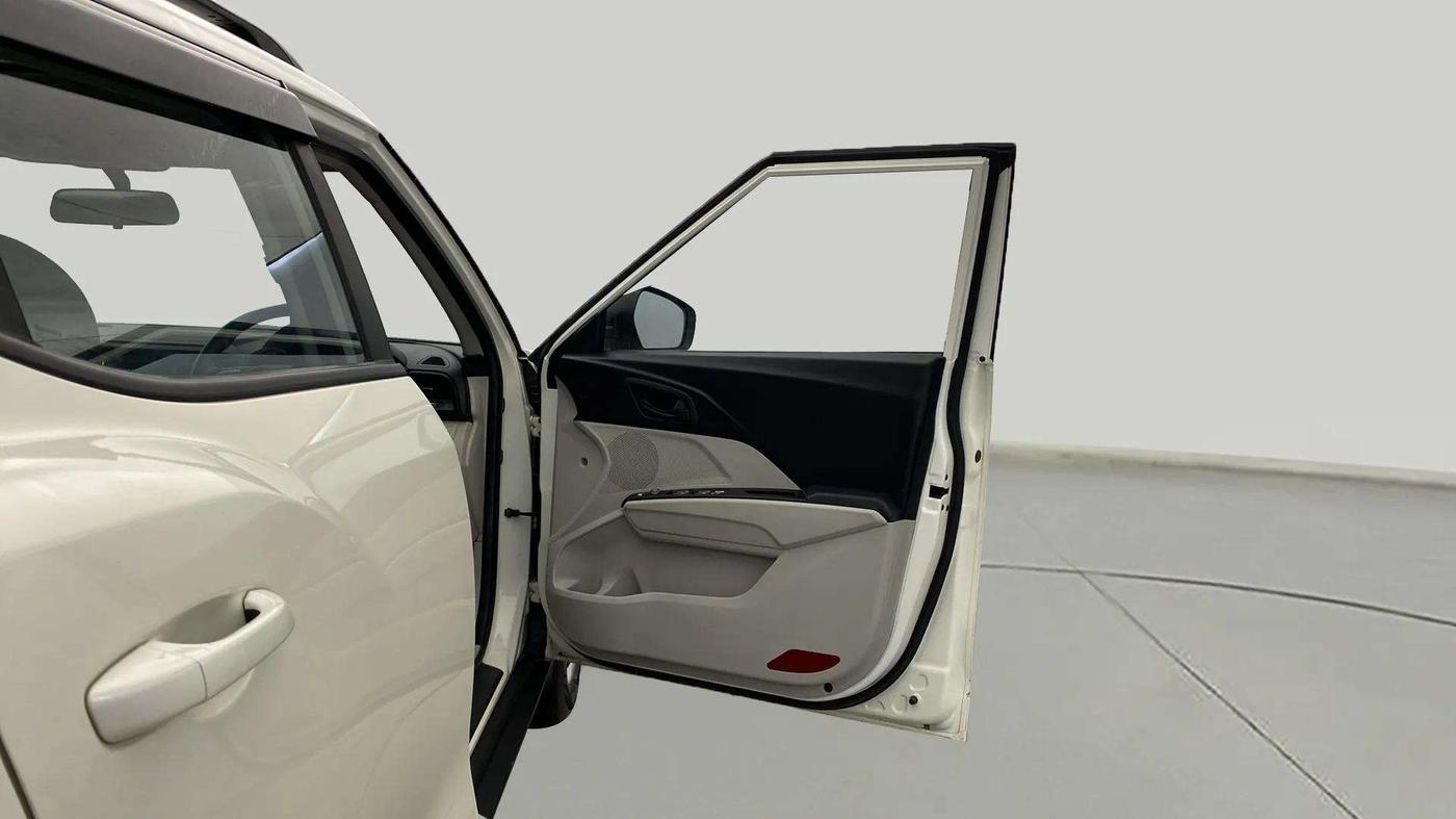 2023 Mahindra XUV300 W6 1.2 PETROL, Petrol, Manual, 16,007 km, RHS Front Door