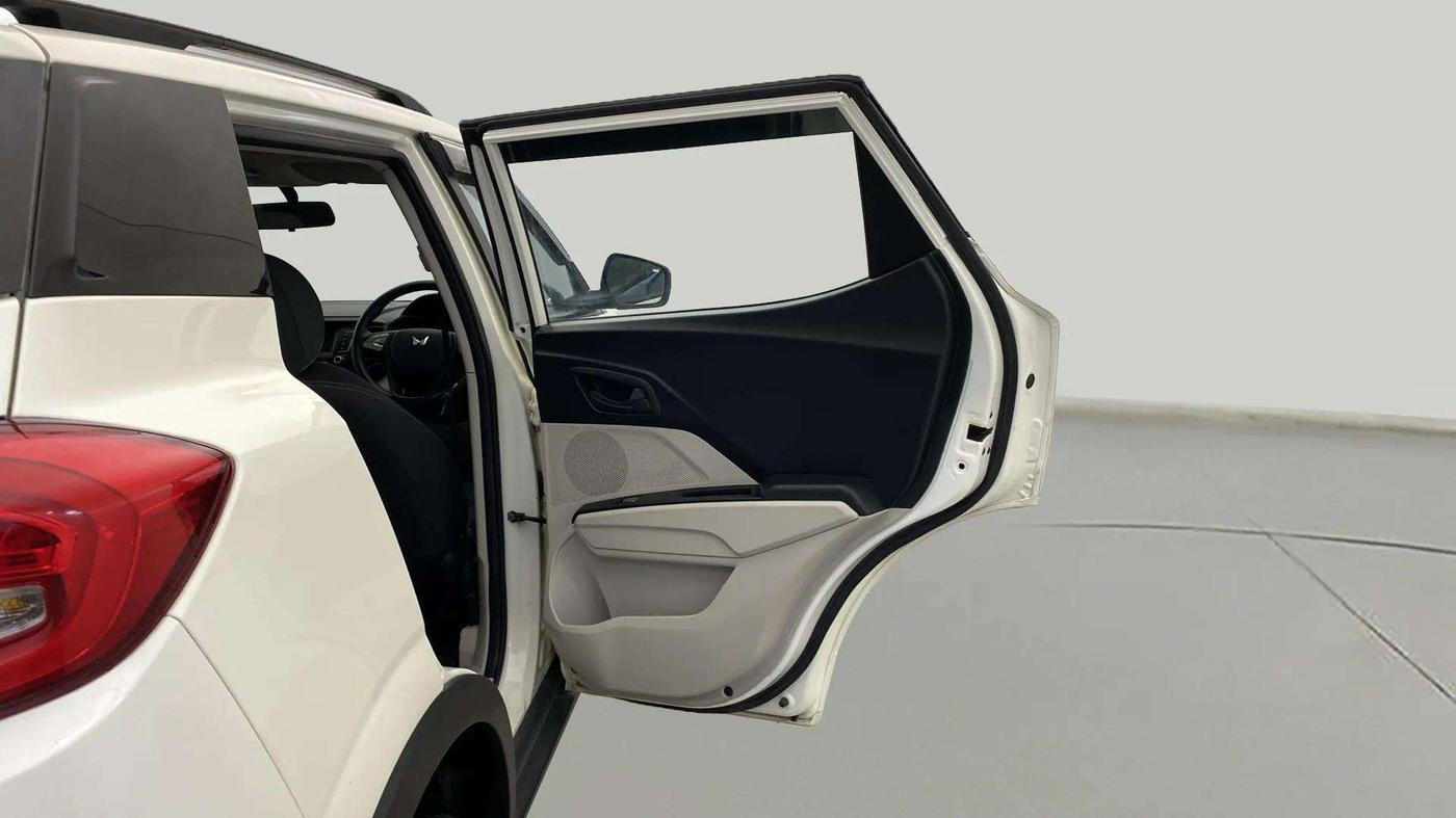 2023 Mahindra XUV300 W6 1.2 PETROL, Petrol, Manual, 16,007 km, RHS Rear Door