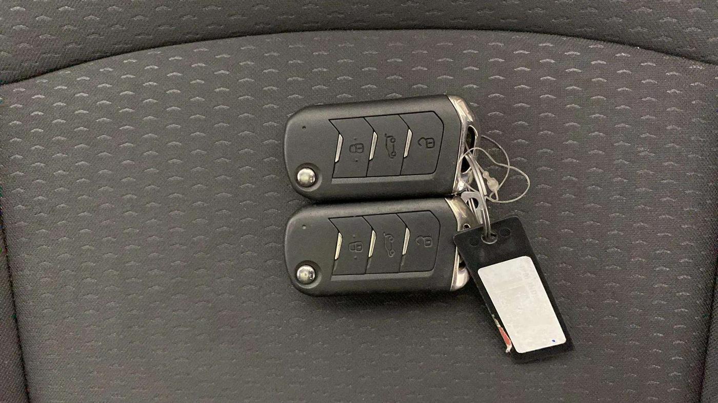 2023 Mahindra XUV300 W6 1.2 PETROL, Petrol, Manual, 16,007 km, Key Close Up