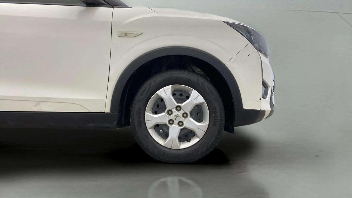 2023 Mahindra XUV300 W6 1.2 PETROL, Petrol, Manual, 16,007 km, Right Front Wheel