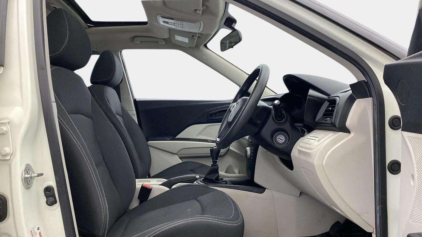 2023 Mahindra XUV300 W6 1.2 PETROL, Petrol, Manual, 16,007 km, Right Side Front Door Cabin