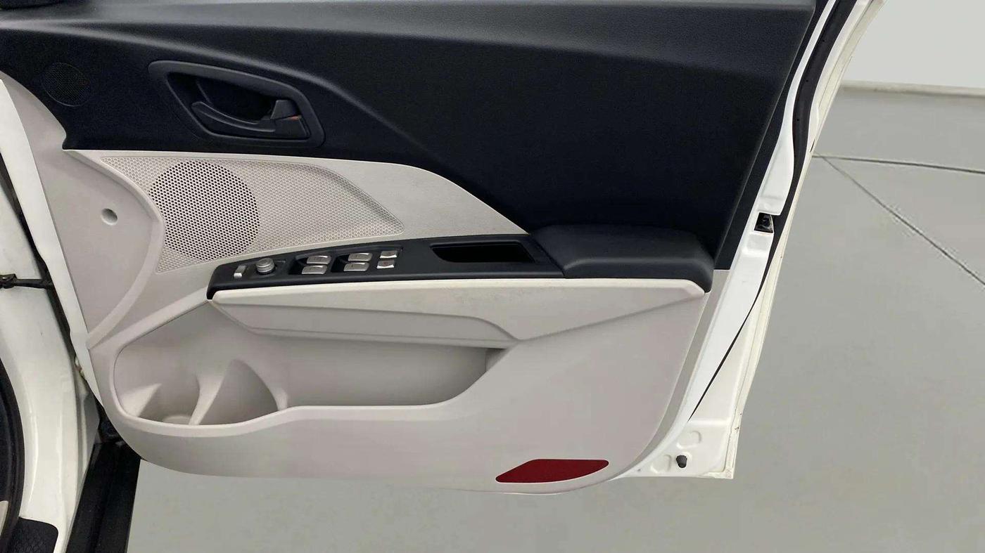 2023 Mahindra XUV300 W6 1.2 PETROL, Petrol, Manual, 16,007 km, Driver Side Door Panels Control