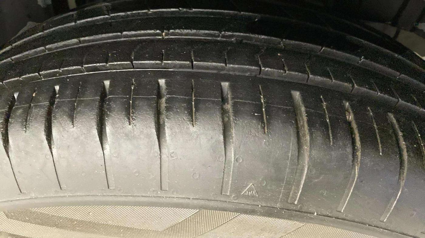 2023 Mahindra XUV300 W6 1.2 PETROL, Petrol, Manual, 16,007 km, Right Rear Tyre Tread