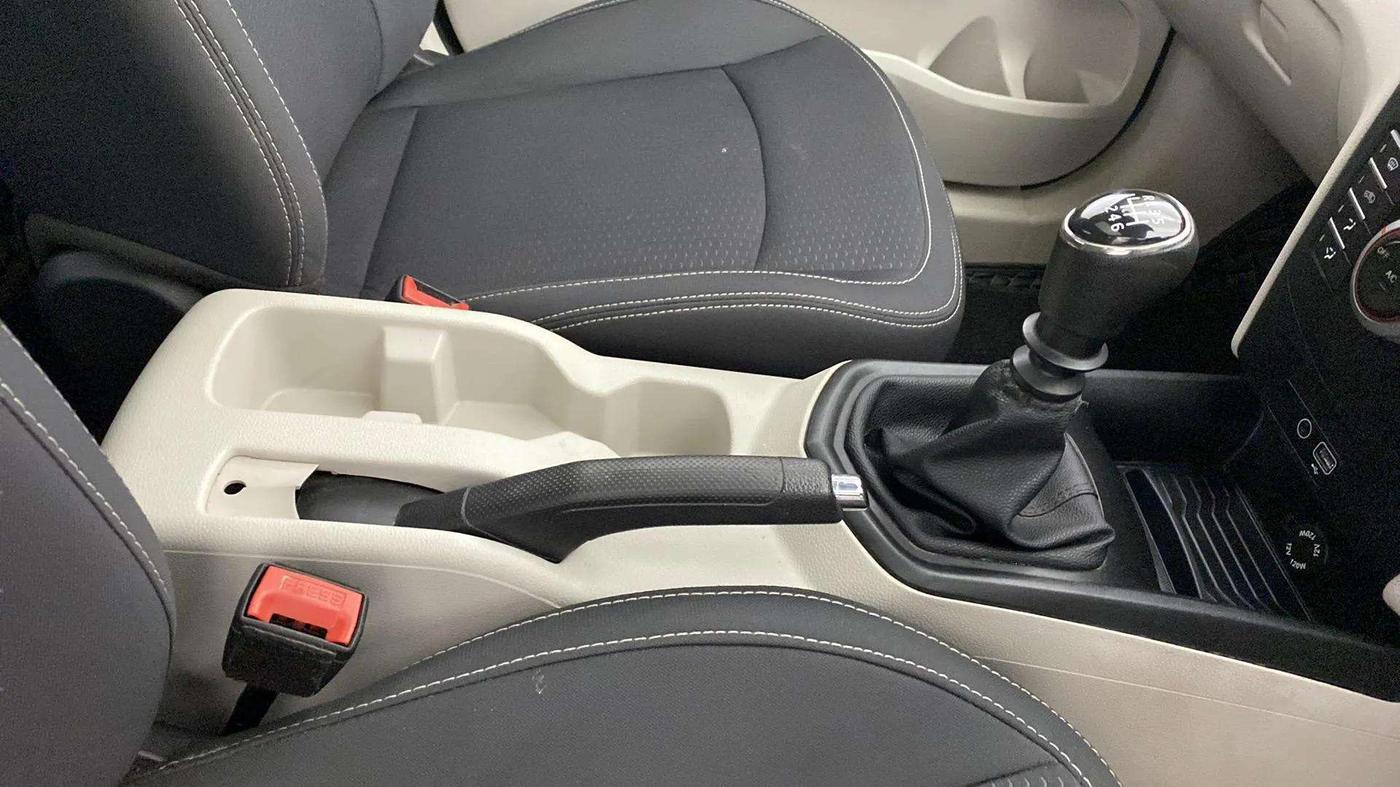 2023 Mahindra XUV300 W6 1.2 PETROL, Petrol, Manual, 16,007 km, Gear Lever