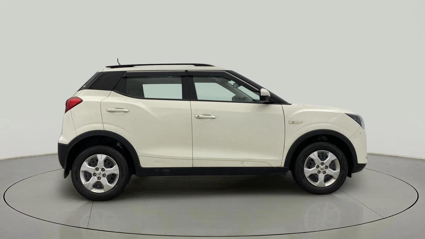 2023 Mahindra XUV300 W6 1.2 PETROL, Petrol, Manual, 16,007 km, Right Side View
