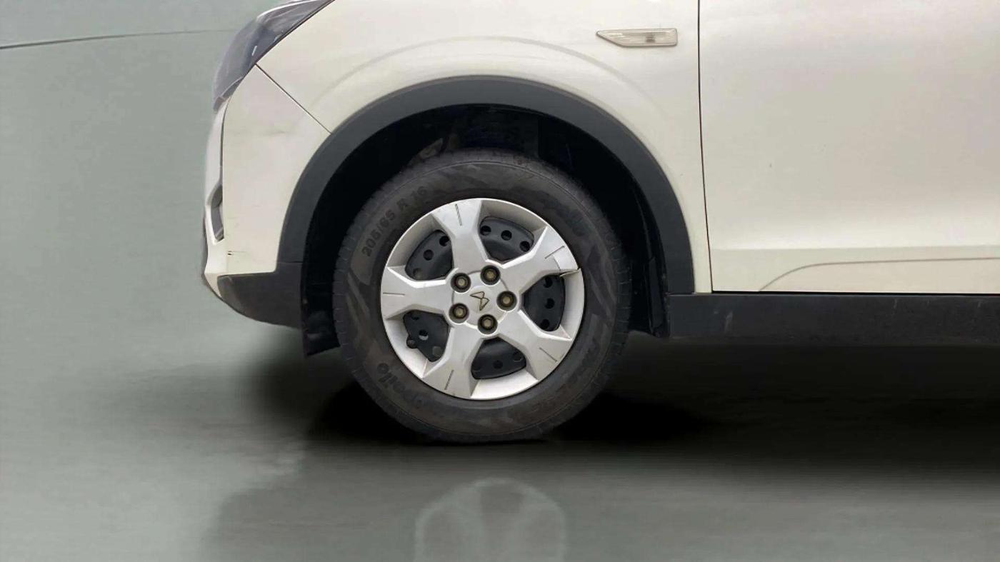 2023 Mahindra XUV300 W6 1.2 PETROL, Petrol, Manual, 16,007 km, Left Front Wheel