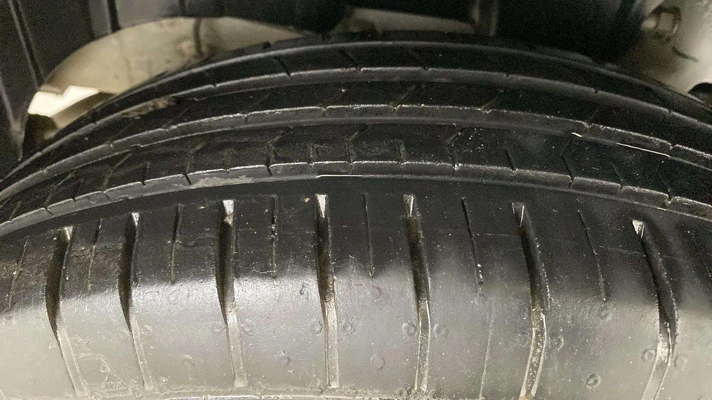 2023 Mahindra XUV300 W6 1.2 PETROL, Petrol, Manual, 16,007 km, Left Front Tyre Tread