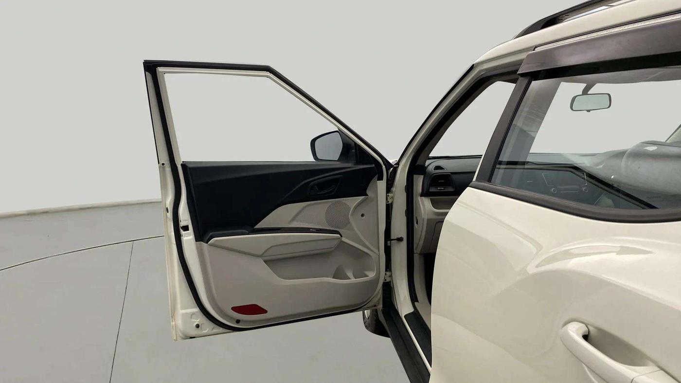 2023 Mahindra XUV300 W6 1.2 PETROL, Petrol, Manual, 16,007 km, LHS Front Door