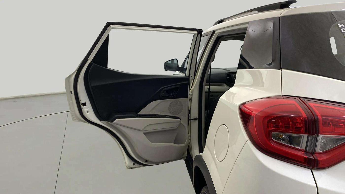 2023 Mahindra XUV300 W6 1.2 PETROL, Petrol, Manual, 16,007 km, LHS Rear Door