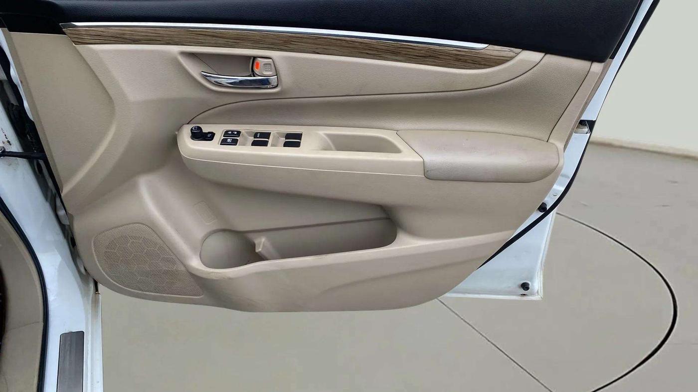 2018 Maruti Ciaz ALPHA 1.5 SHVS PETROL, Petrol, Manual, 62,680 km, Driver Side Door Panels Control