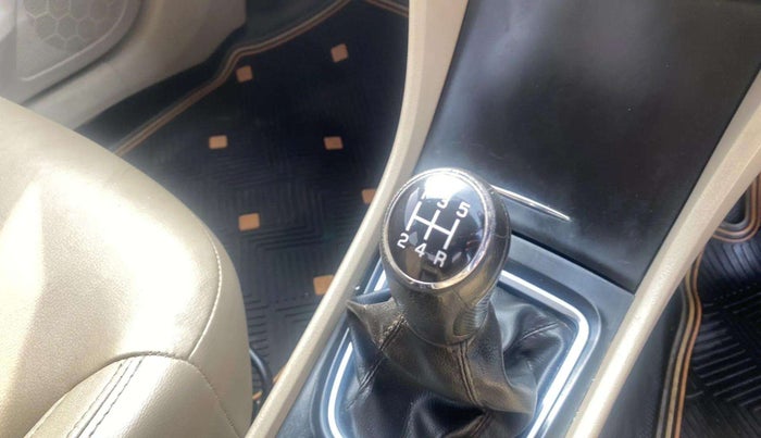 2018 Maruti Ciaz ALPHA 1.5 SHVS PETROL, Petrol, Manual, 62,680 km, Gear lever - Knob has minor damage