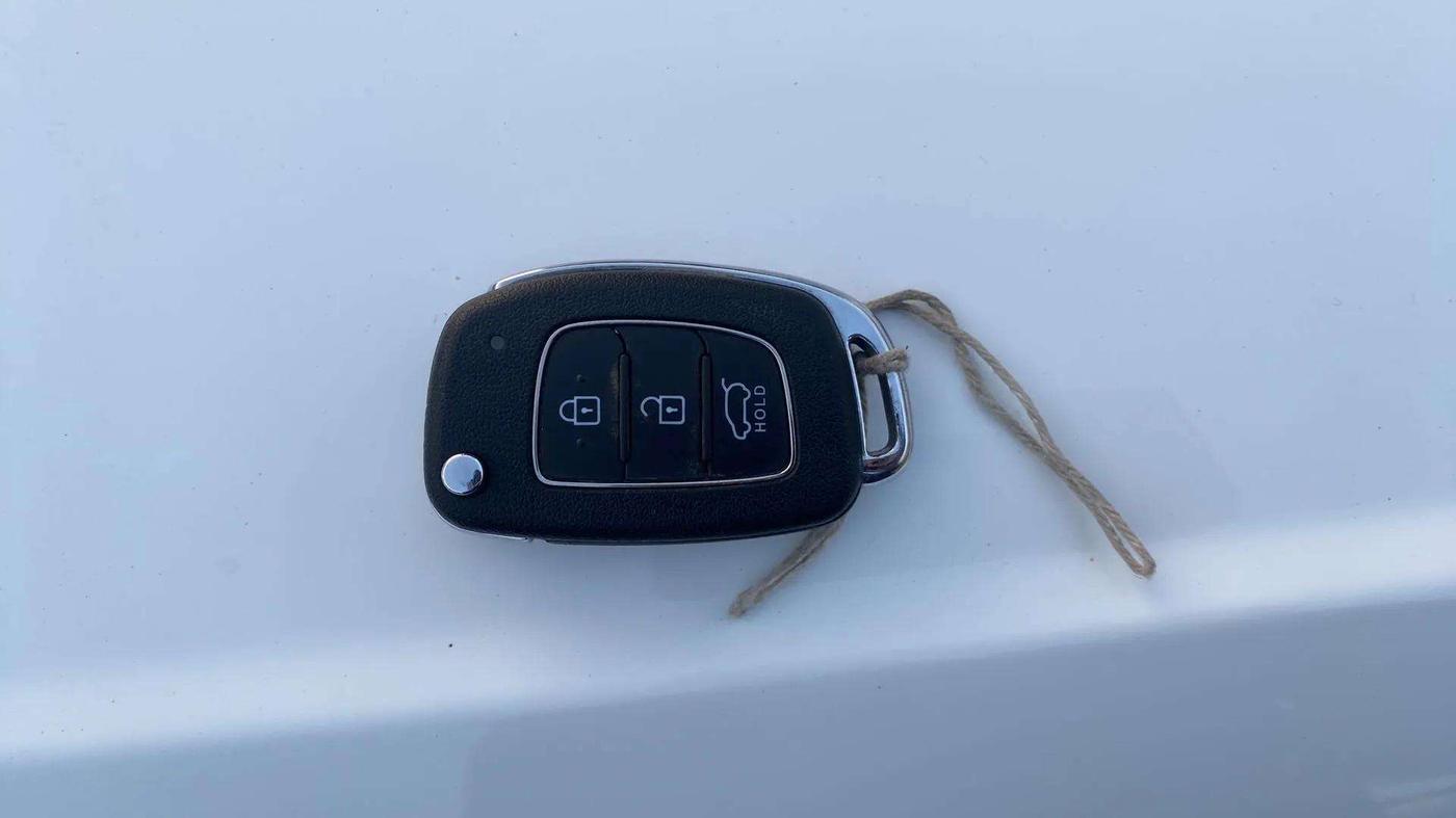 2023 Hyundai VENUE S 1.2, Petrol, Manual, 27,899 km, Key Close Up