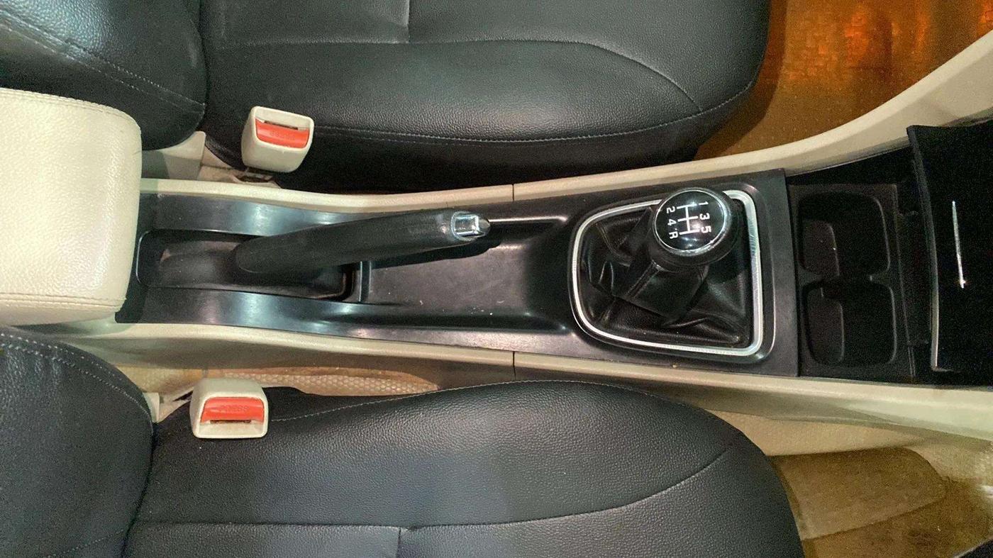 2015 Maruti Ciaz ZXI, Petrol, Manual, 96,827 km, Gear Lever