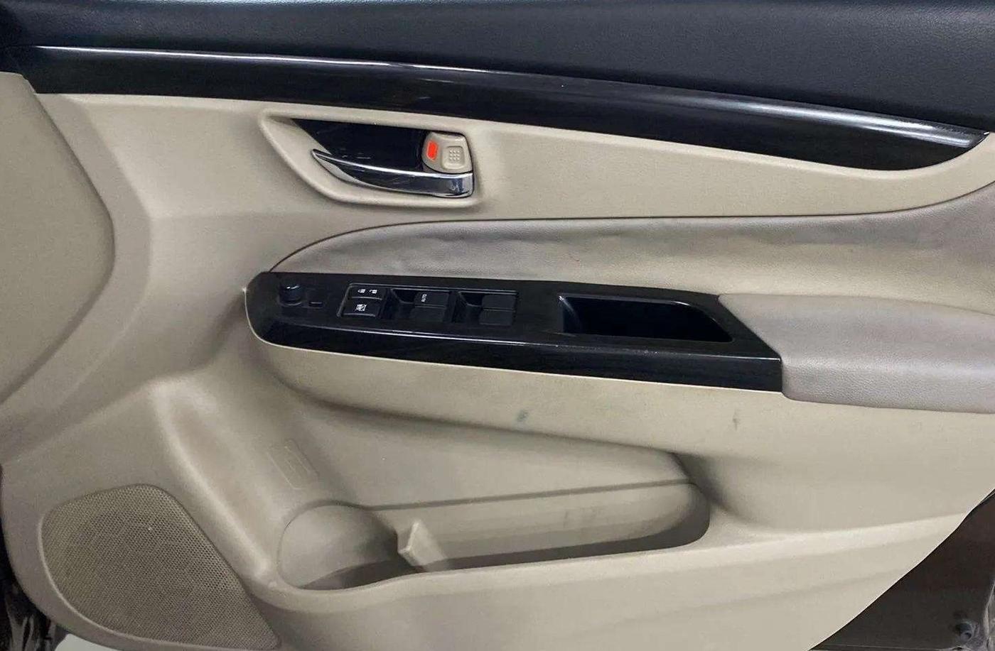 2015 Maruti Ciaz ZXI, Petrol, Manual, 96,827 km, Driver Side Door Panels Control