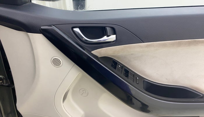 2022 Tata NEXON XZA PLUS SUNROOF PETROL, Petrol, Automatic, 35,118 km, Driver Side Door Panels Control