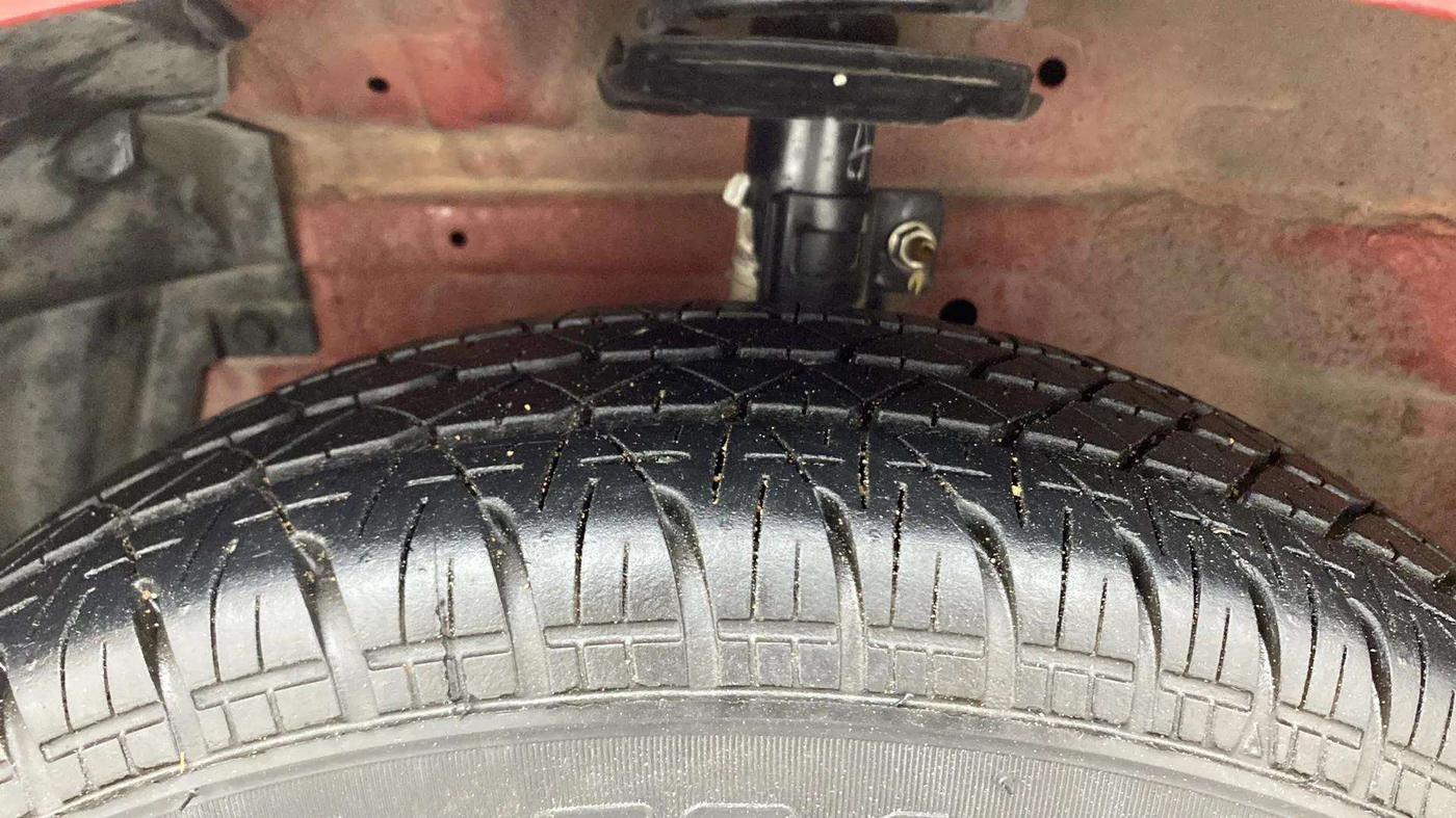 2013 Maruti Swift VXI, Petrol, Manual, 70,279 km, Left Front Tyre Tread