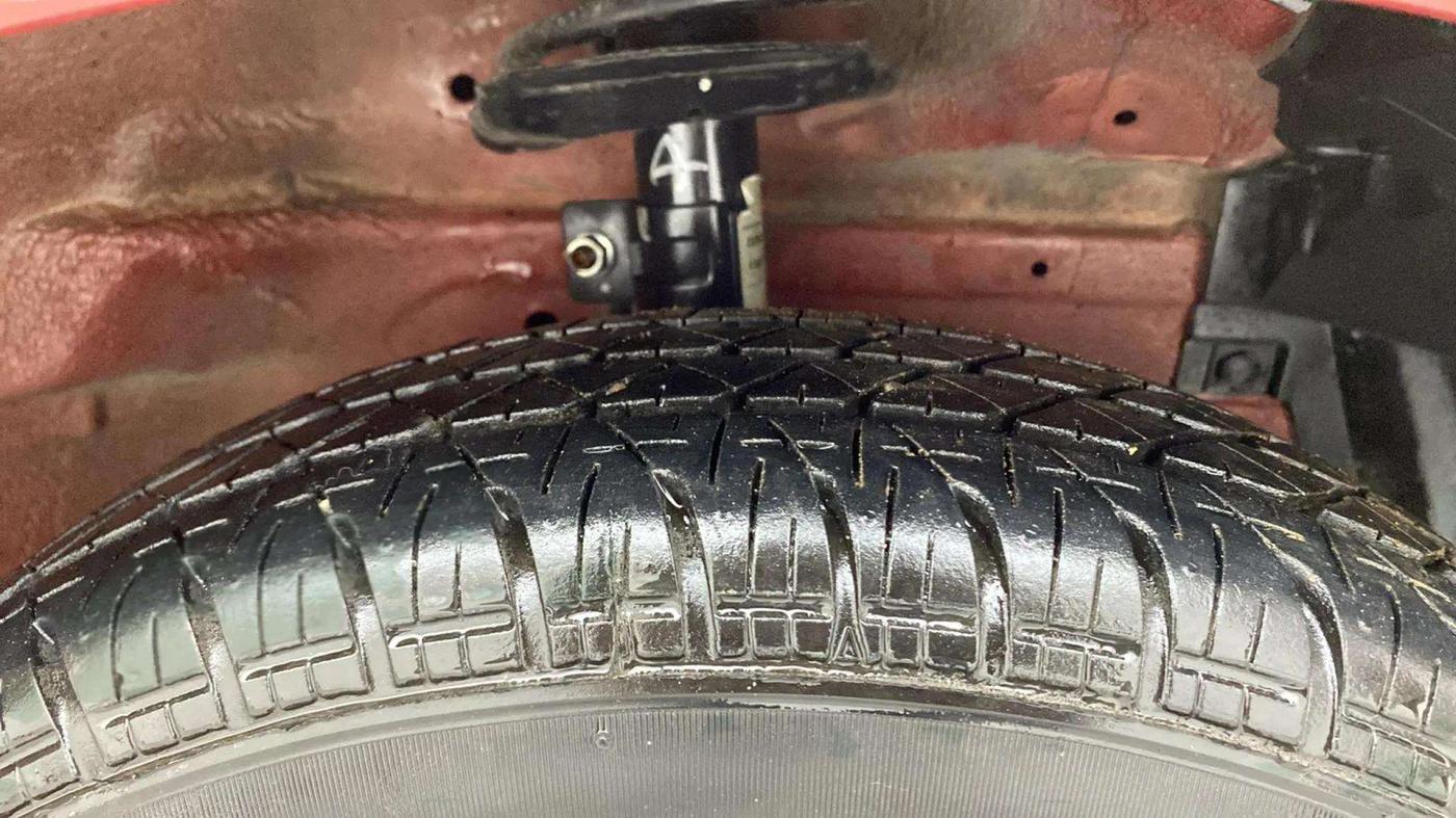 2013 Maruti Swift VXI, Petrol, Manual, 70,279 km, Right Front Tyre Tread