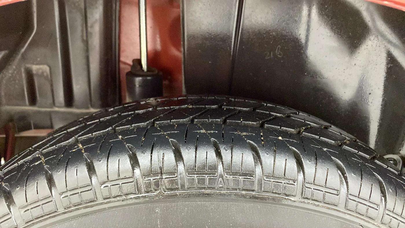 2013 Maruti Swift VXI, Petrol, Manual, 70,279 km, Right Rear Tyre Tread
