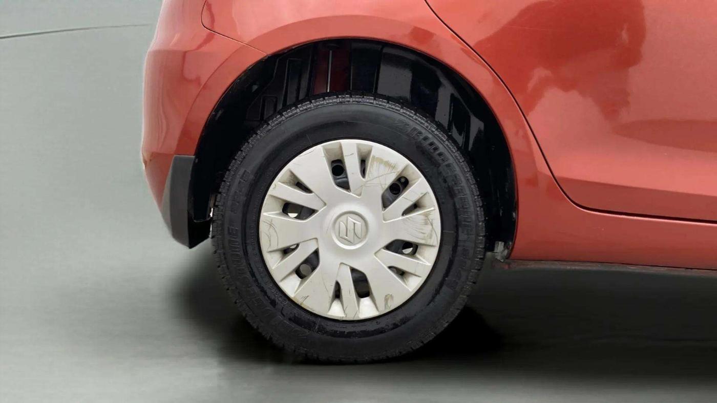 2013 Maruti Swift VXI, Petrol, Manual, 70,279 km, Right Rear Wheel