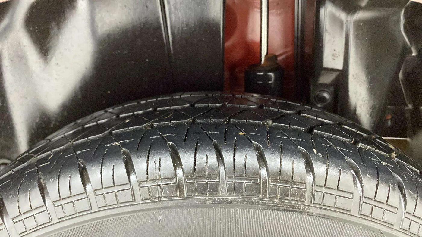 2013 Maruti Swift VXI, Petrol, Manual, 70,279 km, Left Rear Tyre Tread