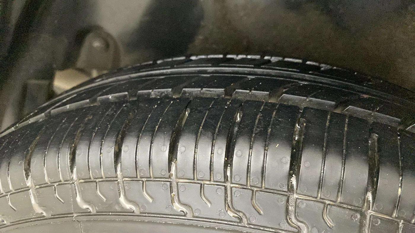 2015 Maruti Swift Dzire VXI, Petrol, Manual, 90,296 km, Right Rear Tyre Tread