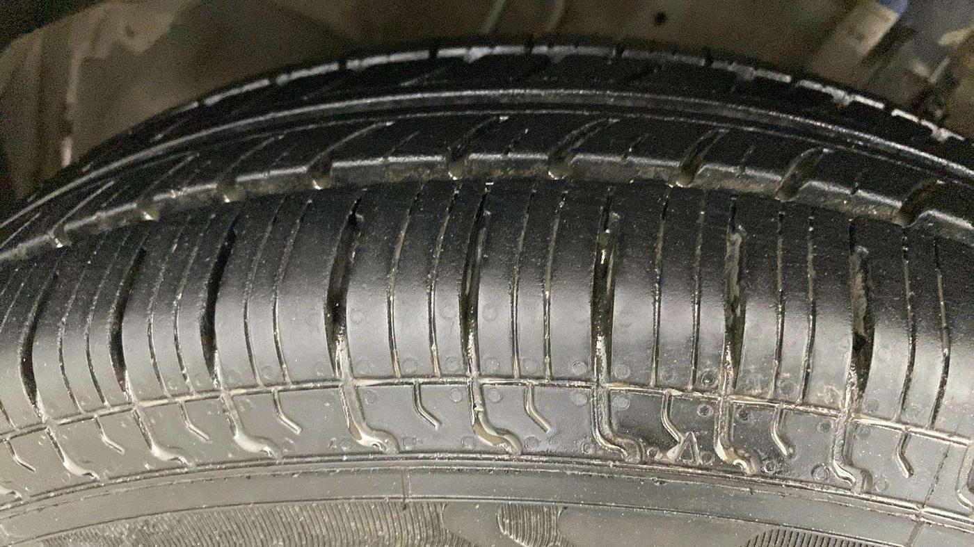 2015 Maruti Swift Dzire VXI, Petrol, Manual, 90,296 km, Left Rear Tyre Tread