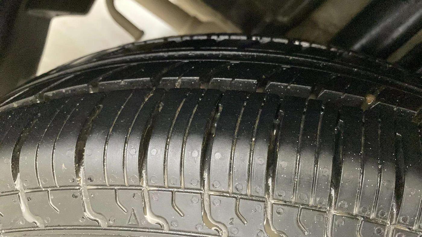 2015 Maruti Swift Dzire VXI, Petrol, Manual, 90,296 km, Left Front Tyre Tread