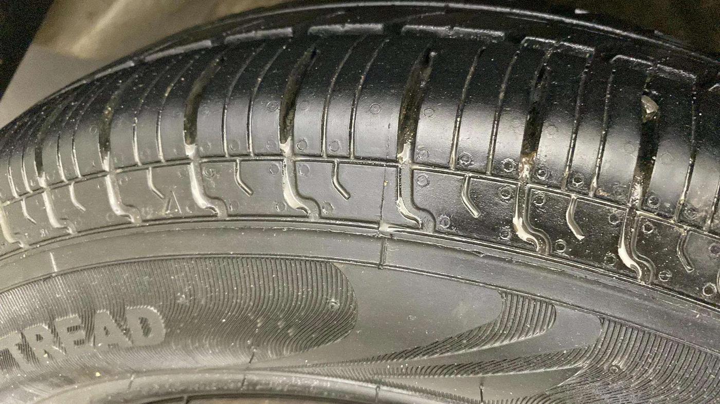 2015 Maruti Swift Dzire VXI, Petrol, Manual, 90,296 km, Right Front Tyre Tread