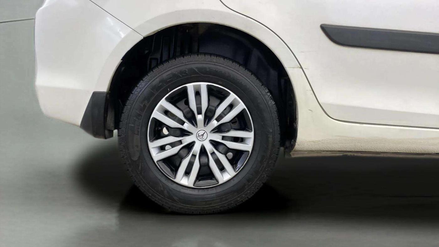 2015 Maruti Swift Dzire VXI, Petrol, Manual, 90,296 km, Right Rear Wheel