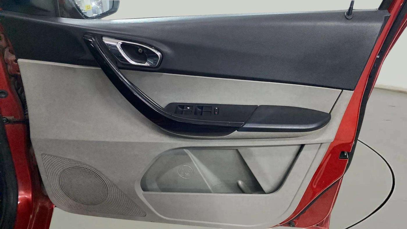 2018 Tata Tiago XZ PETROL, Petrol, Manual, 19,868 km, Driver Side Door Panels Control