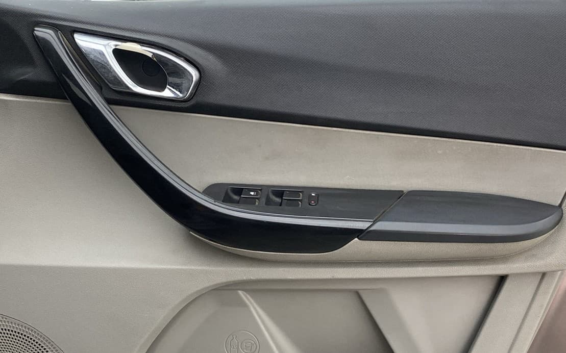 2018 Tata Tiago XZ PETROL, Petrol, Manual, 97,476 km, Driver Side Door Panels Control