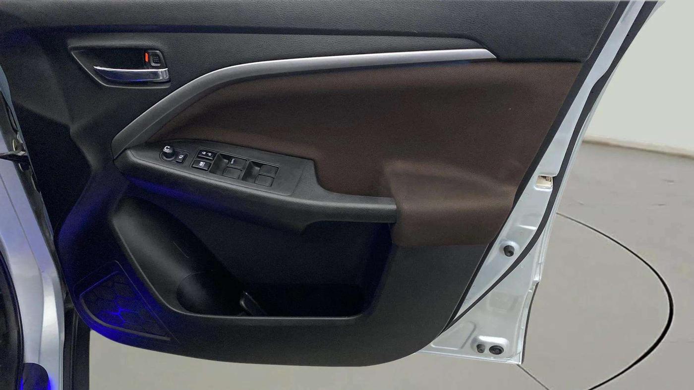 2022 Maruti BREZZA ZXI + SMART HYBRID DUAL TONE, Petrol, Manual, 42,409 km, Driver Side Door Panels Control