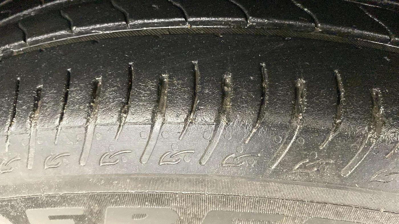 2022 Maruti BREZZA ZXI + SMART HYBRID DUAL TONE, Petrol, Manual, 42,409 km, Left Rear Tyre Tread