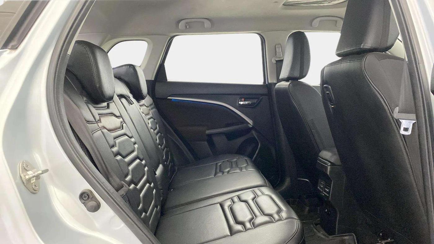 2022 Maruti BREZZA ZXI + SMART HYBRID DUAL TONE, Petrol, Manual, 42,409 km, Right Side Rear Door Cabin