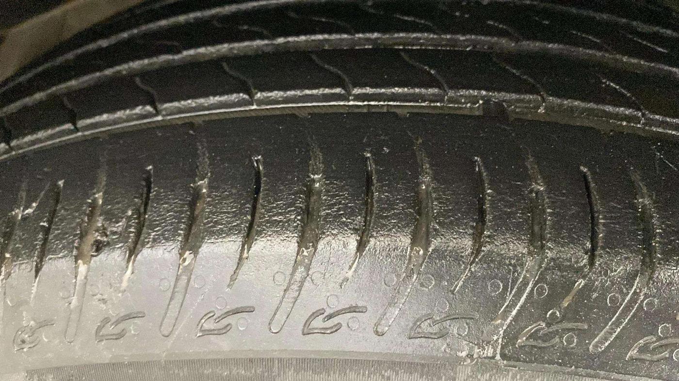 2022 Maruti BREZZA ZXI + SMART HYBRID DUAL TONE, Petrol, Manual, 42,409 km, Right Front Tyre Tread