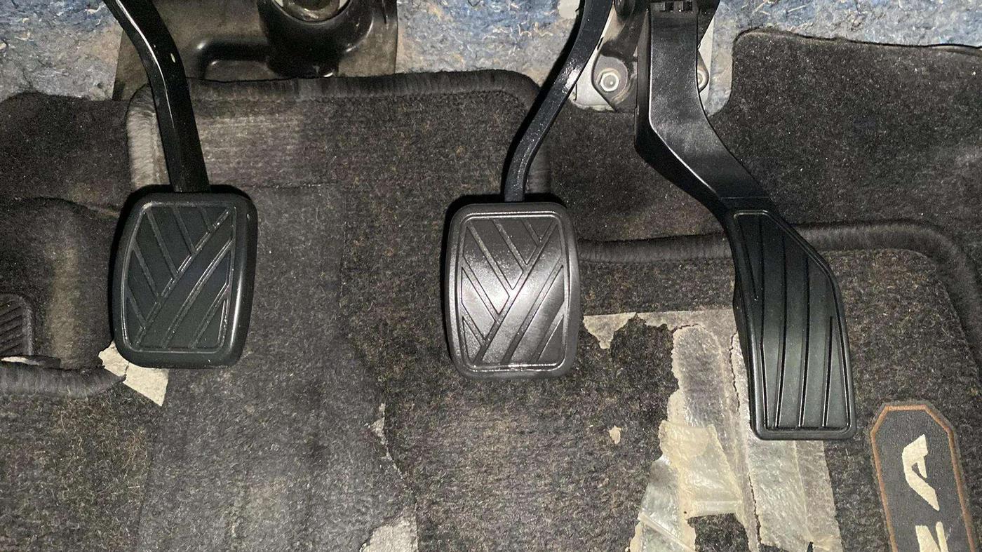 2022 Maruti BREZZA ZXI + SMART HYBRID DUAL TONE, Petrol, Manual, 42,409 km, Pedals