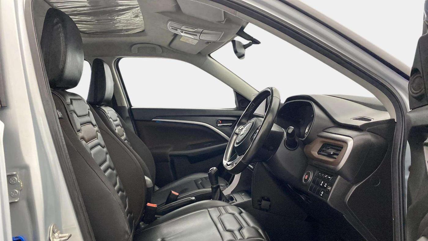 2022 Maruti BREZZA ZXI + SMART HYBRID DUAL TONE, Petrol, Manual, 42,409 km, Right Side Front Door Cabin
