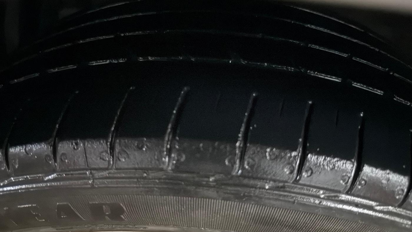 2020 Maruti Ciaz ALPHA  AT 1.5 SHVS PETROL, Petrol, Automatic, 45,678 km, Left Front Tyre Tread