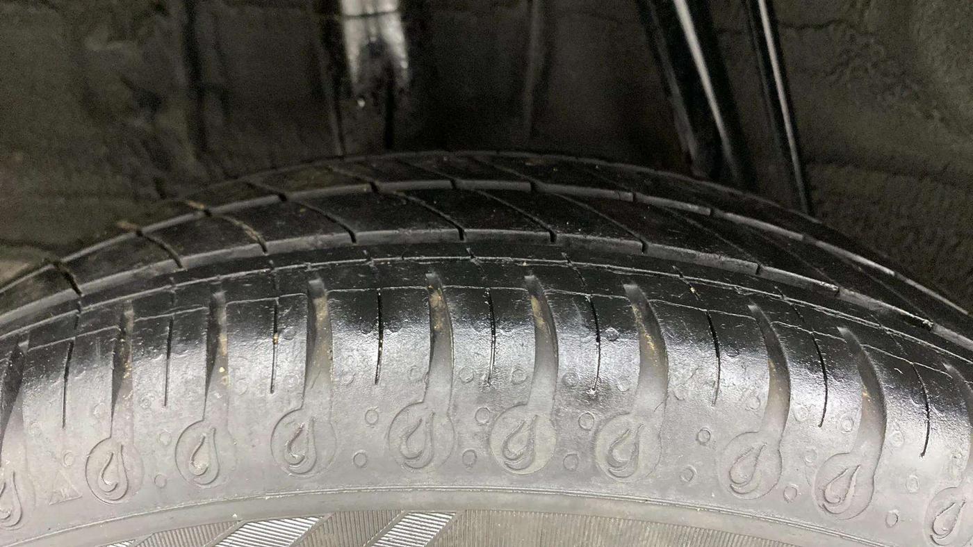 2021 Renault Kwid CLIMBER 1.0 AMT (O), Petrol, Automatic, 33,441 km, Right Rear Tyre Tread