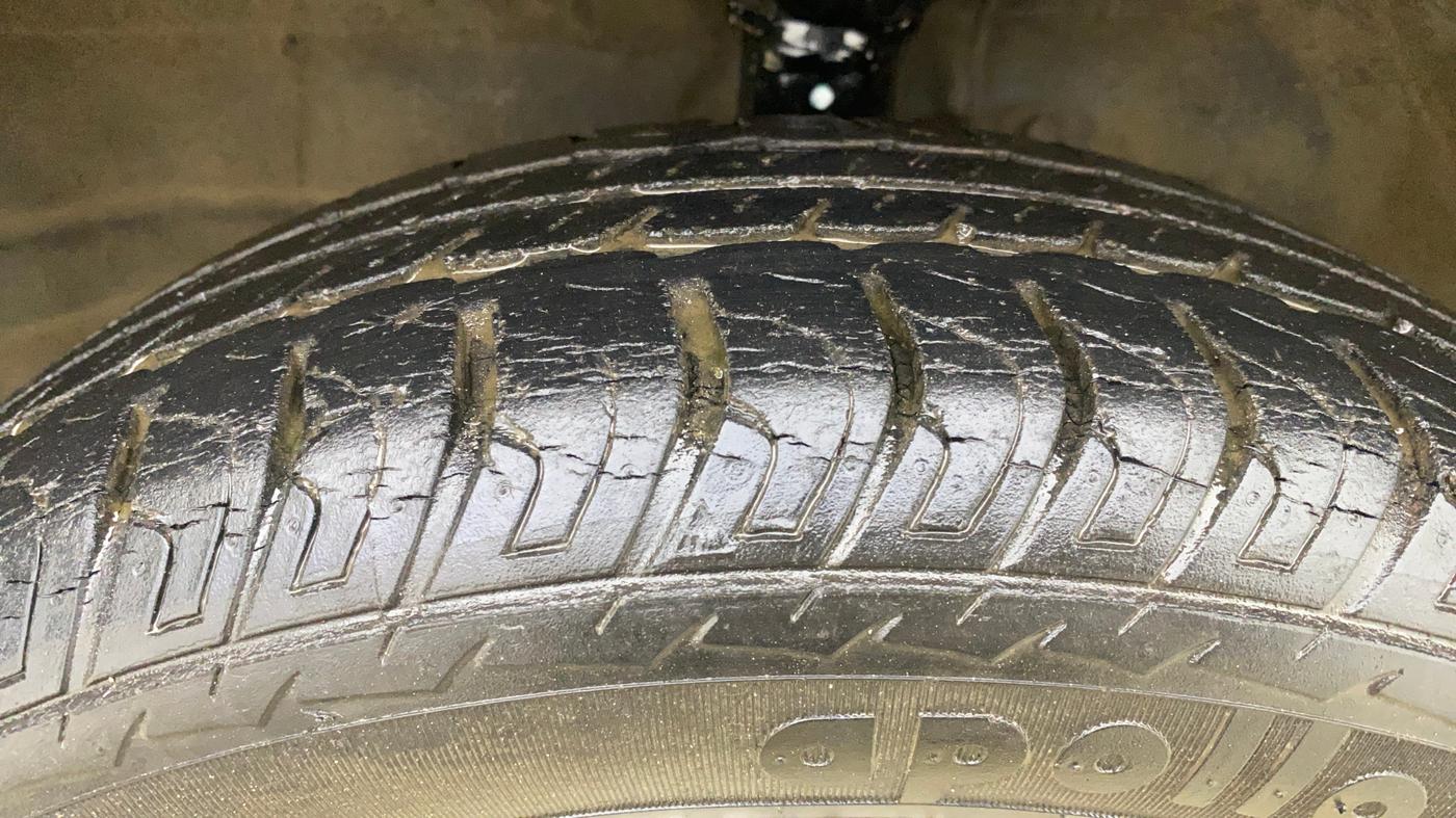 2014 Maruti Wagon R Stingray VXI, CNG, Manual, 1,31,731 km, Left Front Tyre Tread