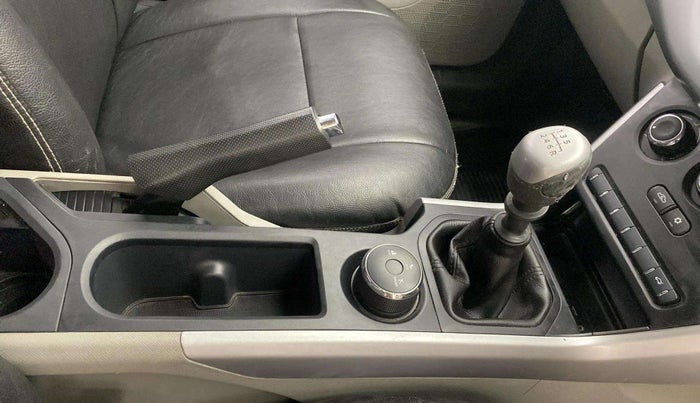 2019 Tata NEXON XM PETROL, Petrol, Manual, 51,081 km, Gear lever - Knob cover torn